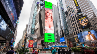 Η JOSEPHINE μπήκε σε billboard στην Times Square! Το «χρυσό κορίτσι» της ελληνικής δισκογραφίας ξεπέρασε τα σύνορα!